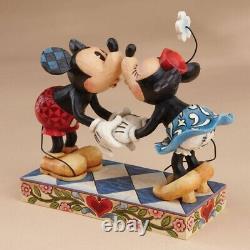 Enesco Mickey & Minnie Kiss Disney Traditions Figure