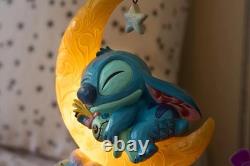 Collection Enesco Disney Traditions par Jim Shore Lilo et Stitch tenant Scrump sur