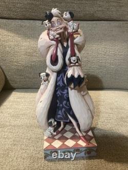 Disney Traditions Cruella d'Enfer figurine 'La diva doublée de fourrure' des 101 Dalmatiens