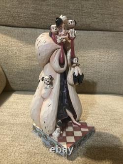 Disney Traditions Cruella d'Enfer figurine 'La diva doublée de fourrure' des 101 Dalmatiens