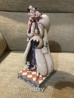 Disney Traditions Cruella d'Enfer figurine 'La diva doublée de fourrure' des 101 Dalmatiens