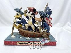 Disney Traditions Jim Shore : Les héros intrépides traversent le bateau Delaware avec Mickey.