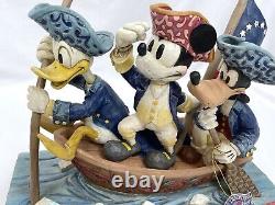 Disney Traditions Jim Shore : Les héros intrépides traversent le bateau Delaware avec Mickey.