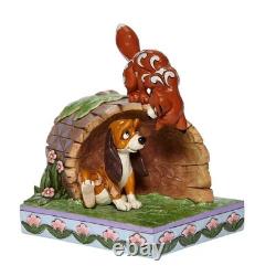 Disney Traditions par Jim Shore La Renard et le Chien de Chasse figurine sur une bûche, 5.75