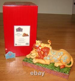 Disney par Jim Shore, LA FIERTÉ D’UN PÈRE (6000972) LE ROI LION, Simba et Mufasa