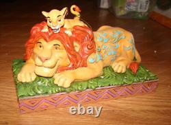 Disney par Jim Shore, LA FIERTÉ D’UN PÈRE (6000972) LE ROI LION, Simba et Mufasa