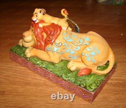 Disney par Jim Shore, LA FIERTÉ D’UN PÈRE (6000972) LE ROI LION, Simba et Mufasa