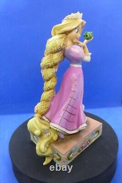 Enesco Disney Traditions Figurine de Rapunzel et Pascal de Tangled avec amour et loyauté par Jim Shore.