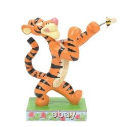 Enesco Disney Traditions par Jim Shore Winnie l'Ourson Tigrou combattant une abeille