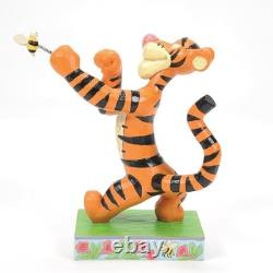 Enesco Disney Traditions par Jim Shore Winnie l'Ourson Tigrou combattant une abeille