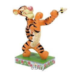 Enesco Disney Traditions par Jim Shore Winnie l'Ourson Tigrou combattant une abeille