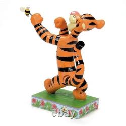 Enesco Disney Traditions par Jim Shore Winnie l'Ourson Tigrou combattant une abeille