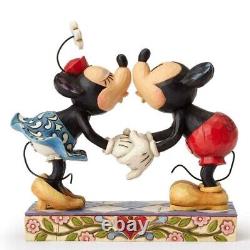 Figurine Disney Traditions Enesco Mickey et Minnie s'embrassent