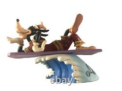 Figurine Disney Traditions Jim Shore Dingo Surfant Attrape Une Vague 4050414 Showcase