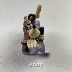 Figurine Disney Traditions Jim Shore de Dingo en Surf : Attrape une Vague 4050414 Showcase