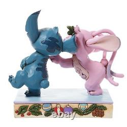 Figurine Enesco Disney Traditions de Jim Shore : L'ange et Stitch s'embrassant sous le gui.