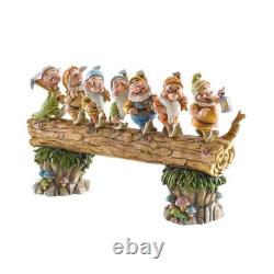 Figurine Jim Shore Disney Traditions Les Sept Nains traversant un pont de rondins 4005434