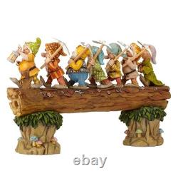Figurine Jim Shore Disney Traditions Les Sept Nains traversant un pont de rondins 4005434