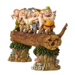 Figurine Jim Shore Disney Traditions Les Sept Nains traversant un pont de rondins 4005434