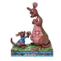 Figurine Jim Shore Disney Traditions Winnie l'Ourson : Roo offrant des fleurs à Kanga
