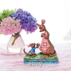 Figurine Jim Shore Disney Traditions Winnie l'Ourson : Roo offrant des fleurs à Kanga