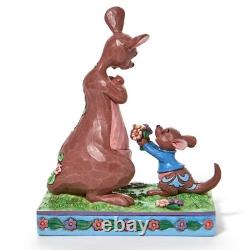 Figurine Jim Shore Disney Traditions Winnie l'Ourson : Roo offrant des fleurs à Kanga