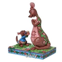 Figurine Jim Shore Disney Traditions Winnie l'Ourson : Roo offrant des fleurs à Kanga