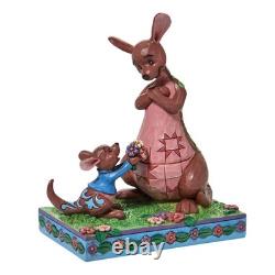 Figurine Jim Shore Disney Traditions Winnie l'Ourson : Roo offrant des fleurs à Kanga