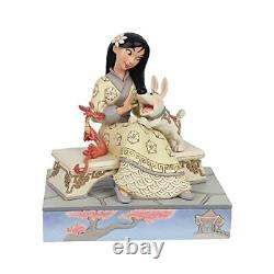 Figurine Mulan Assise en Bois Blanc de Disney Traditions par Jim Shore, 5,5 pouces