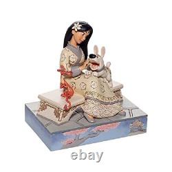 Figurine Mulan Assise en Bois Blanc de Disney Traditions par Jim Shore, 5,5 pouces