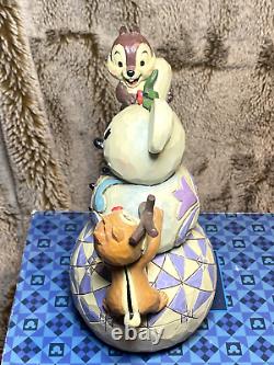 Figurine en résine Jim Shore de Disney Chip et Dale dans un pays des merveilles d'hiver avec un bonhomme de neige