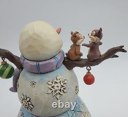 Jim Shore Disney Showcase Enesco Mischief and Merriment 4046019 Traditions translated in French would be 'Jim Shore Disney Showcase Enesco Esprit taquin et réjouissance 4046019 Traditions'.