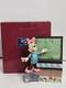 Jim Shore Disney Traditions Enesco # 4059750 Figurine Class Act Avec Boîte Et Étiquette De Suspension