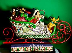 Jim Shore Disney Traditions Mickey & Pluto rient tout le chemin dans le traîneau de Noël