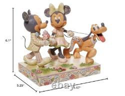 Jim Shore Disney Traditions Mickey et Minnie Mouse en Promenade dans la Forêt Blanche