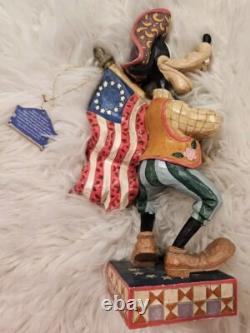 Jim Shore Étoiles et Rayures de la Liberté Enesco Traditions Disney Dingo Drapeau
