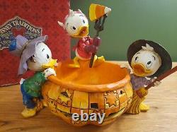 Jim Shore Traditions Disney Jouer des tours et partager des friandises Halloween