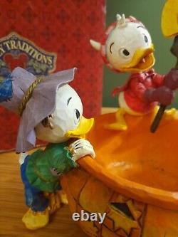 Jim Shore Traditions Disney Jouer des tours et partager des friandises Halloween