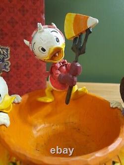 Jim Shore Traditions Disney Jouer des tours et partager des friandises Halloween