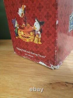 Jim Shore Traditions Disney Jouer des tours et partager des friandises Halloween
