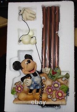 Présentation de Disney Showcase Jim Shore Enesco Mickey Mouse Arrosant les Plantes Carillon à Vent #4013269