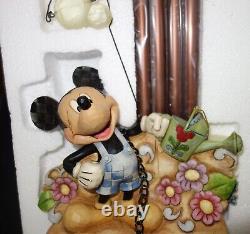 Présentation de Disney Showcase Jim Shore Enesco Mickey Mouse Arrosant les Plantes Carillon à Vent #4013269