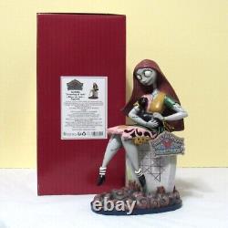 Traditions Disney 6010865 NB4X Sally et le chat sur la pierre tombale Figurine en résine