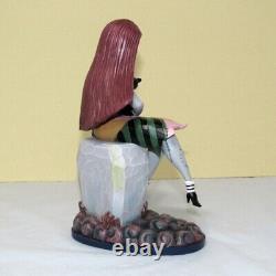 Traditions Disney 6010865 NB4X Sally et le chat sur la pierre tombale Figurine en résine