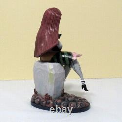 Traditions Disney 6010865 NB4X Sally et le chat sur la pierre tombale Figurine en résine