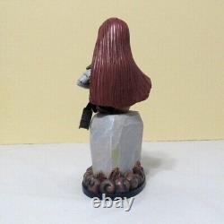 Traditions Disney 6010865 NB4X Sally et le chat sur la pierre tombale Figurine en résine
