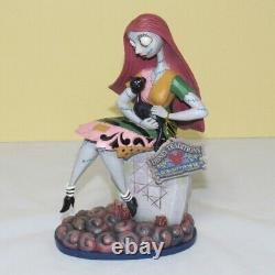 Traditions Disney 6010865 NB4X Sally et le chat sur la pierre tombale Figurine en résine