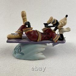 Traditions Disney Jim Shore Goofy Surfing Attrape Une Figurine de Vague 4050414 Showcase