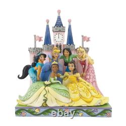 Traditions Disney Princesses Devant Statue du Château Disney