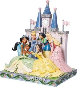 Traditions Disney Statues des Princesses Disney devant le Château